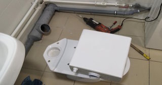 Установка напольного унитаза в Пыть-яхе: монтаж под ключ от СантехДомПть от 5225 рублей.